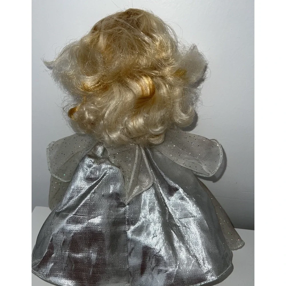 (…1)the 1992 Mattel Happy Holidays Special Edition Barbie Doll,
